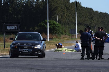 La Policía acordona el lugar donde fue asesinado Jonathan Funes el 5 de febrero.