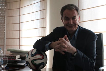 "En el fútbol, igual que en la política, hay veces que un segundo cambia el destino de las cosas". Con esta metáfora explica el expresidente José Luis Rodríguez Zapatero la eliminación de España en este Mundial. "Fue por lo que pasó en el último minuto de la primera parte del España-Holanda. Silva no consigue el segundo gol y en la siguiente jugada nos meten uno. Ahí perdimos seguridad y los holandeses la ganaron", añade. Fiel seguidor del Barcelona por el histórico jugador de los años 50 César Rodríguez (un leonés amigo de su padre) que jugaba con el equipo catalán. "Hizo que muchos leoneses se hicieran del Barça". Su primer recuerdo futbolero es un 3-3 entre el Rayo Vallecano y la Cultural Leonesa, un equipo con muchos años y poca suerte, según Zapatero, y del que se conoce de memoria la alineación de hace 40 años.