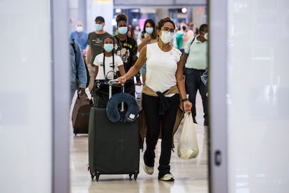 Un grupo de pasajeros a su llegada al aeropuerto de Barajas, en Madrid, el pasado lunes.