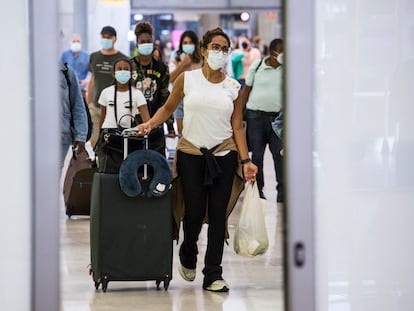 Un grupo de pasajeros a su llegada al aeropuerto de Barajas, en Madrid, el pasado lunes.