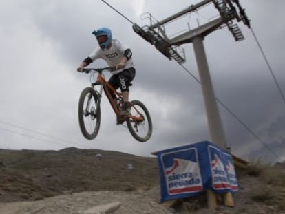 Descenso en bicicleta de monta&ntilde;a, esta semana en Sierra Nevada.