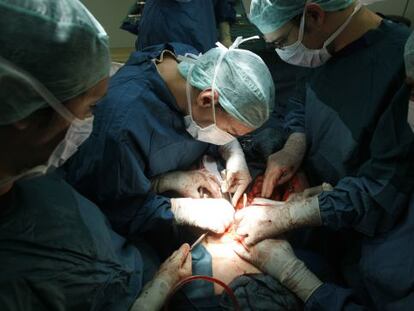 Médicos realizan un trasplante