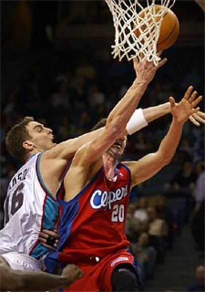 Gasol disputa el balón al jugador de Los Angeles Marko Jaric.