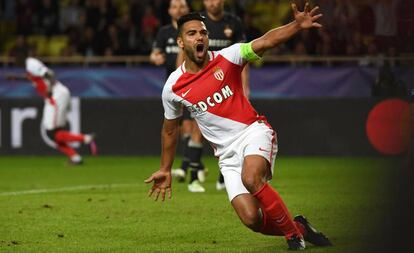 Falcao celebra uno de los goles que marcó al CSKA Moscú.