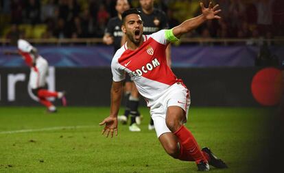 Falcao celebra uno de los goles que marc&oacute; al CSKA Mosc&uacute;.