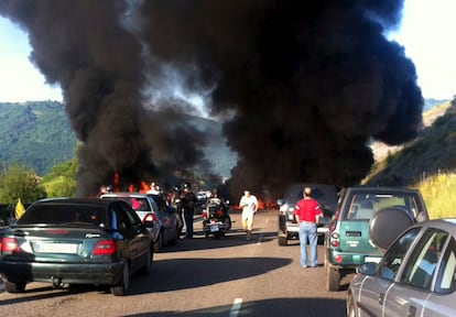 Aspecto de una de las barricadas en la AS-1 cerca de Riaño, Asturias