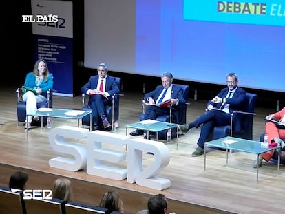 De izquierda a derecha: Leticia Díaz (Vox), Pablo Zuloaga (PSOE), Miguel Ángel Revilla (PRC), Fermín Mier (moderador), María José Sáenz de Buruaga (PP) y Félix Álvarez (CS), durante el debate de esta mañana.