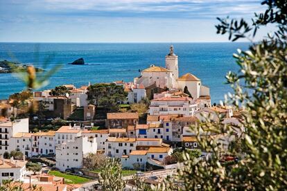 Este pueblo turístico del Alto Ampurdán, el más oriental de la Península, no se entiende sin el macizo del cabo de Creus (parte de cuya costa de levante ocupa) ni sin Portlligat (o Port Lligat), pequeño núcleo urbano en su término municipal, situado en una cala y mundialmente conocido por ser el lugar de residencia de Salvador Dalí. Su casa, diseñada por él mismo, es hoy <a href="https://www.salvador-dali.org/ca/museus/casa-salvador-dali-de-portlligat/" target="_blank">la Casa Museo Salvador Dalí</a>. Para conocer <a href="https://elviajero.elpais.com/elviajero/2020/08/20/actualidad/1597921887_220810.html" target="_blank">Cadaqués</a> lo mejor es perderse en las laberínticas calles de su casco histórico de origen medieval (algunas conservan el antiguo pavimento, el rastell), delimitadas por pintorescas casas blancas. ¿Recomendaciones para visitar? La Casa de Don Octavi Serinyana, la Torre del Colom o la iglesia parroquial de Santa María.<br></br> Más información: <a href="http://www.visitcadaques.org/" target="_blank">visitcadaques.org</a>