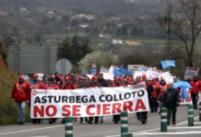 Protesta de trabajadores en contra del cierre de la planta de Coca-Cola en Asturias.