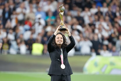 La jugadora de la selección española de fútbol ganadora del Mundial Ivana Andrés muestra el trofeo en un partido entre el Real Madrid y el Getafe, en el Santiago Bernabéu, el sábado pasado.