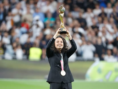 La jugadora de la selección española de fútbol ganadora del Mundial Ivana Andrés muestra el trofeo en un partido entre el Real Madrid y el Getafe, en el Santiago Bernabéu, el sábado pasado.