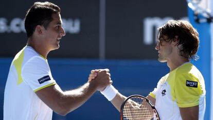 Almagro y Ferrer se saludan tras el partido.