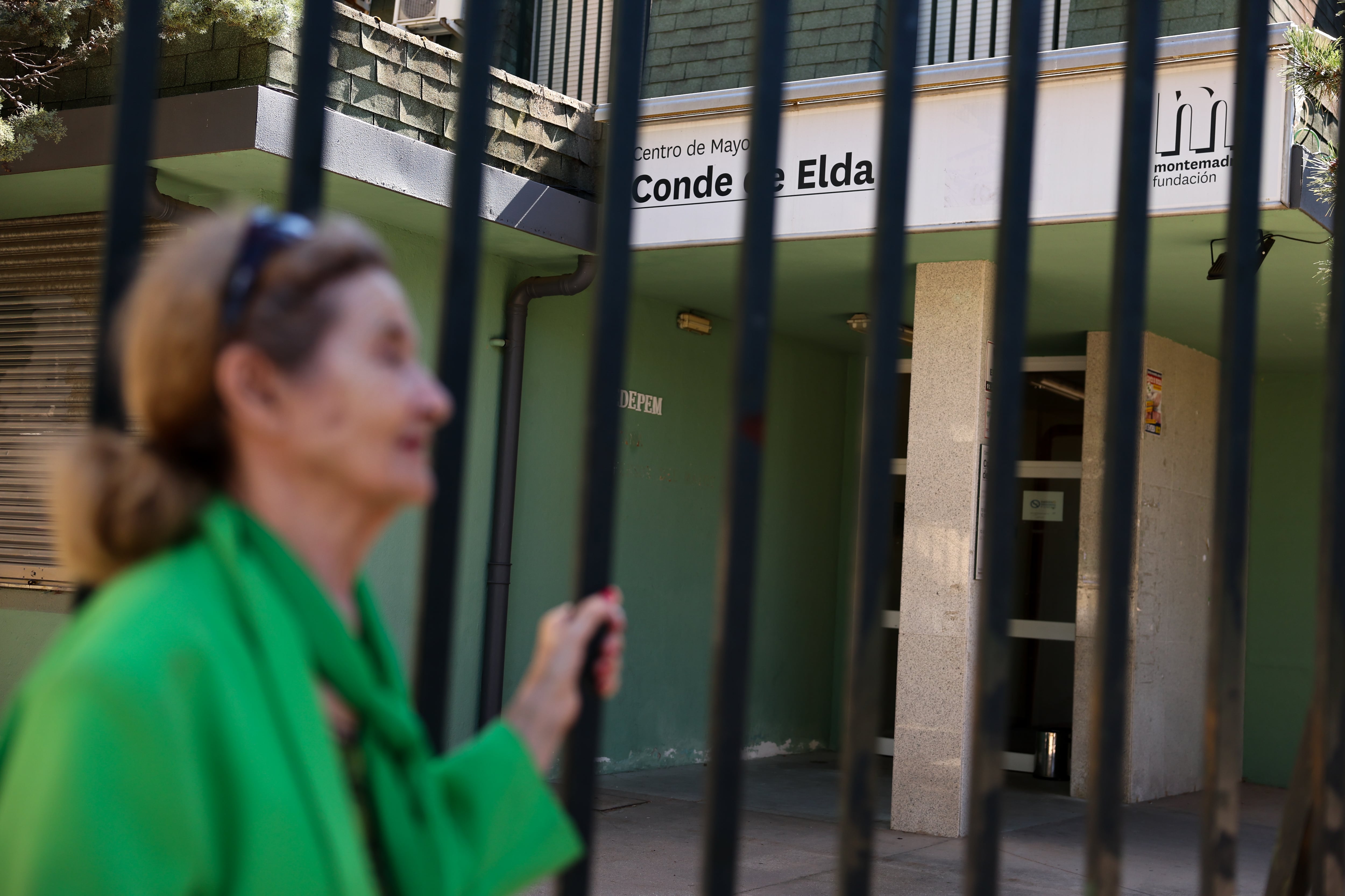 Una mujer mayor que desconoce el reciente cierre del Centro de Mayores Conde de Elda se acercan a los aledaños.