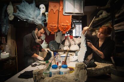 El proceso de creación de una máscara veneciana es largo y laborioso. En la imagen, dos artesanos especializados en papel maché terminan de preparar algunas máscaras antes de los lavados finales.