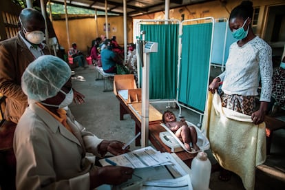 Hospital distrital de Manhiça. Una enfermera está pesando y midiendo a un niño en presencia de su madre. Pincha en el enlace para ver la fotogalería completa.