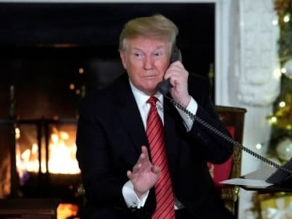 El presidente de Estados Unidos participa junto a la primera dama, Melania Trump, en una ronda navideña de llamadas con niños