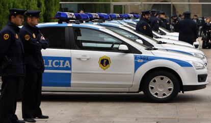 Agentes de la Policía de la Generalitat valenciana junto a sus vehículos.