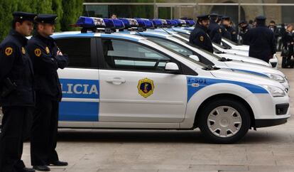 Agentes de la Polic&iacute;a de la Generalitat valenciana junto a sus veh&iacute;culos.