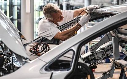Un operario de Volkswagen en Dresde (Alemania).