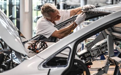 Un operario de Volkswagen en Dresde (Alemania). 