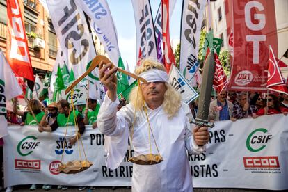 Participantes de la manifestación de los funcionarios de Justicia, el miércoles en Madrid.