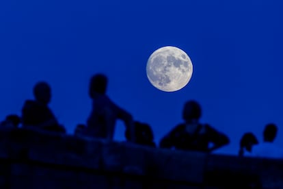 La primera luna llena de otoño en Zaragoza (España), este 28 de septiembre.