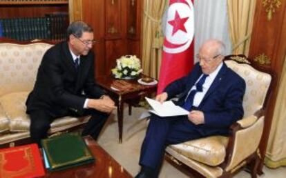 Habib Essid comunica la lista de los miembros de su nuevo gobierno al presidente Beji Caid Essebsi, hoy en Túnez.