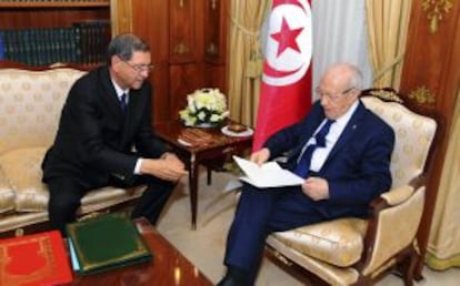 Habib Essid comunica la lista de los miembros de su nuevo gobierno al presidente Beji Caid Essebsi, hoy en Túnez.