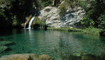 Sant Aniol d'Aguja és una església romànica del segle XI que pertany al municipi de Montagut i Oix (Garrotxa). El temple és a la vora de la riera de Sant Aniol, en una vall envoltada d’escarpats cims i on s'hi poden trobar diversos gorgs i bassals. L'indret convida a dedicar-hi una jornada d'excursió. El gorg Blau és d'una bellesa salvatge i el Salt del Brull és majestuós. El paratge queda relativament a prop de ciutats com Olot i Banyoles i és punt de destí de nombrosos aficionats a la muntanya. És una ruta habitual dels amants de l'escalada i del descens de barrancs.