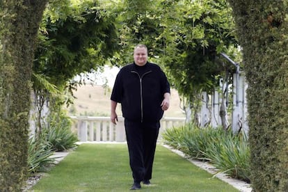 Kim Dotcom pasea por el jard&iacute;n de su mansi&oacute;n en Nueva Zelanda. 