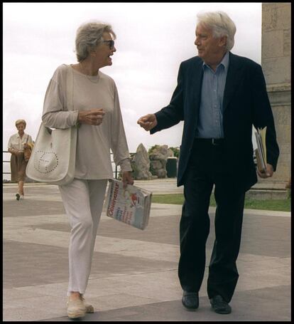 Jorge Semprún y su esposa Colette Leloup, fotografiados en el palacio de la Magdalena de Santander, donde Semprún participÓ en los cursos de verano de la UIMP en 2001.