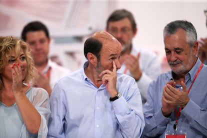 Alfredo Pérez Rubalcaba trata de contener las lágrimas durante la ovación de los miembros de su partido, junto a Elena Valenciano y José Antonio Griñán, durante el XXXIX Congreso Federal Extraordinario del PSOE celebrado en el hotel Auditorium de Madrid el 26 de julio de 2014.