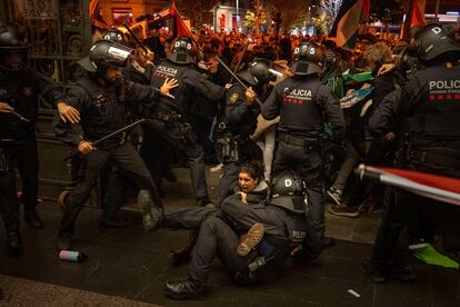 Agentes de los Mossos cargan en las puertas de la Estación de Francia para evitar la entrada de los manifestantes.