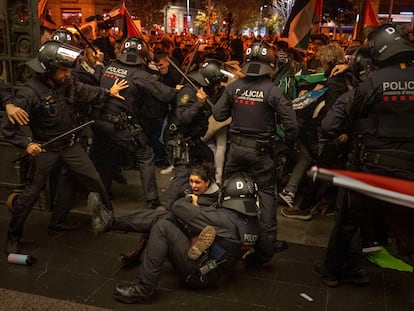 Agentes de los Mossos cargan en las puertas de la Estación de Francia para evitar la entrada de los manifestantes.