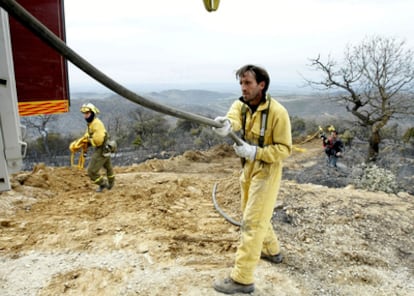 Los bomberos trabajan en la zona del incendio en Sos del Rey (Zaragoza)