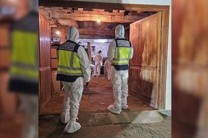 Dos agentes de Policía Nacional en el acceso al laboratorio de 'speed' desmantelado en Zeberio.