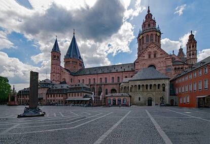 Catedral de Maguncia, ciudad donde termina el carril bici del Meno.