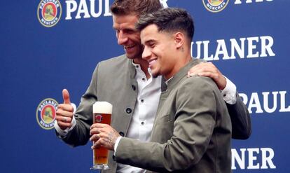 Phil Coutinho con Thomas Müller en la Oktoberfest.