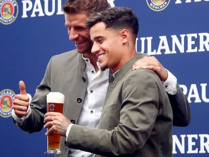 Phil Coutinho con Thomas Müller en la Oktoberfest.