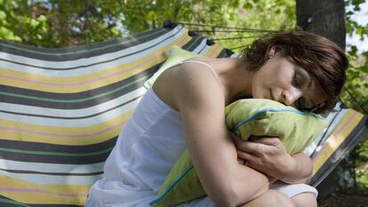 Una mujer se casa con un cojín con la palabra ‘Love’