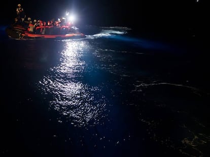 Lanchas rastrean el agua en busca de náufragos tras el colapso de una patera en las costas libias.