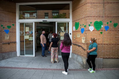 Vecinos esperaban este miércoles en la entrada del centro de salud General Ricardos, en Madrid.