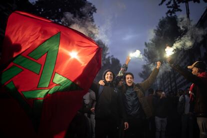 Aficionados de Marruecos celebran la victoria sobre Canadá y el pase a octavos de final del Mundial en Rabat.