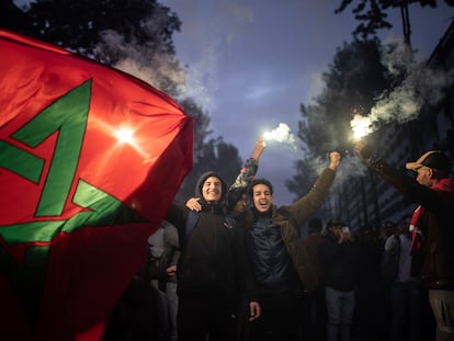 Aficionados de Marruecos celebran la victoria sobre Canadá y el pase a octavos de final del Mundial en Rabat.