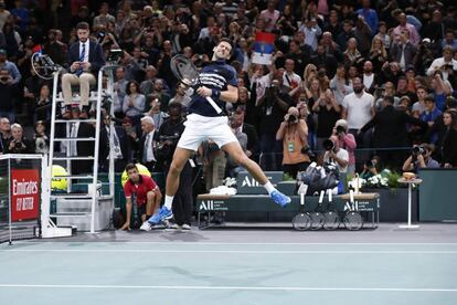 Djokovic celebra la victoria contra Shapovalov en Bercy.