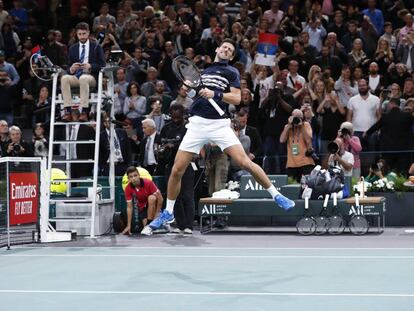 Djokovic celebra la victoria contra Shapovalov en Bercy.