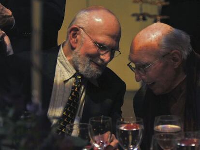 Oliver Sacks, a la izquierda, habla en una gala con el productor Harvey Lichtenstein, en 2013.