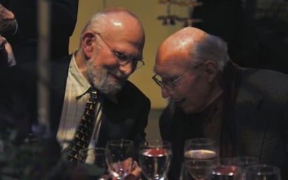 Oliver Sacks, a la izquierda, habla en una gala con el productor Harvey Lichtenstein, en 2013.