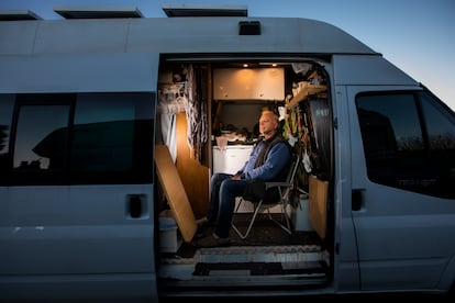 Enrique, reparador de electrodomésticos uruguayo que lleva cerca de 15 años en Mallorca, vive en una furgoneta porque no se puede permitir el pago de un alquiler en la isla, de los mayores de toda España . 
