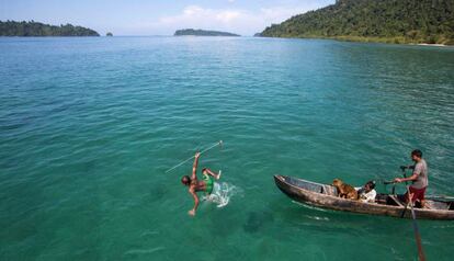 Un pescador Moken salta de su barca con una lanza para pescar en el archipiélago Myeik, Myanmar, el 8 de mayo de 2017.